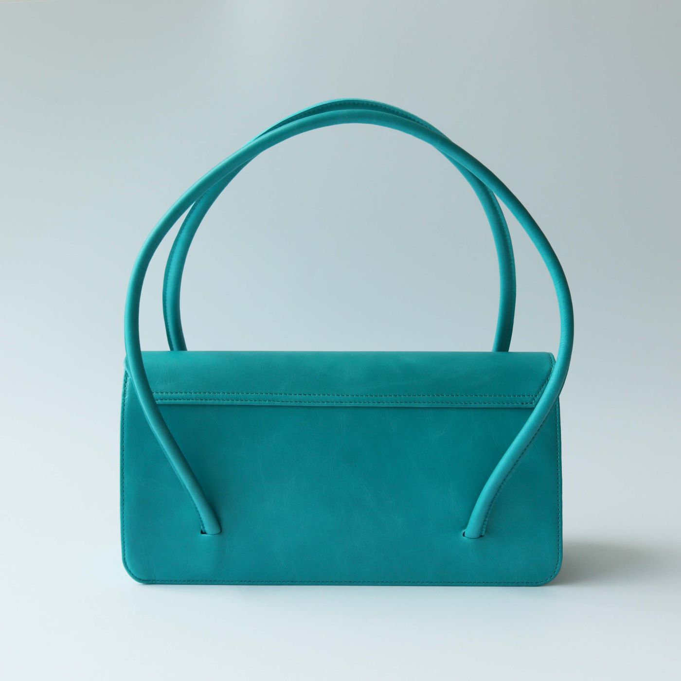 フェリシモギフトショップ|ファッションスタイリストと作った 職人本革のファシナンバッグ〈ターコイズグリーン〉|裏面です。