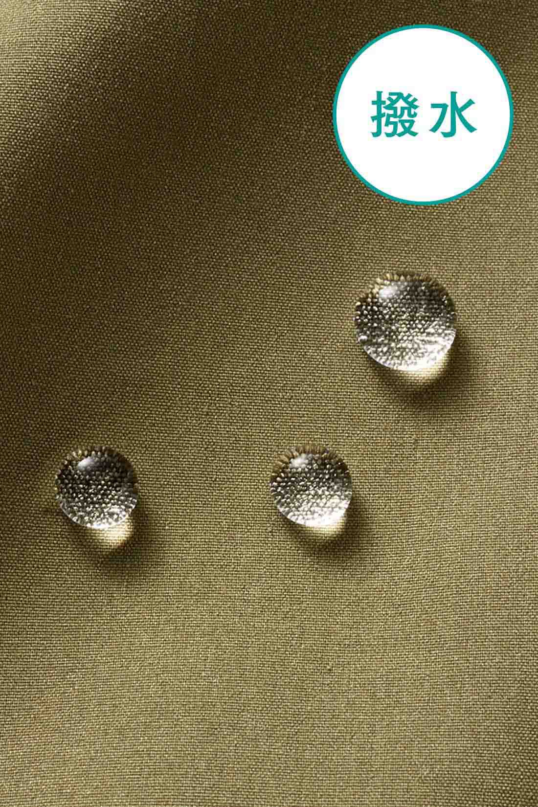 フェリシモギフトショップ|リブ イン コンフォート ふんわりシルエットの撥水（はっすい）セットアップ〈ブラック〉|撥水加工の布はく素材で、天候が不安定な日も安心。ガサガサせず、マットな光沢感が上品です。お届けするカラーとは異なります。