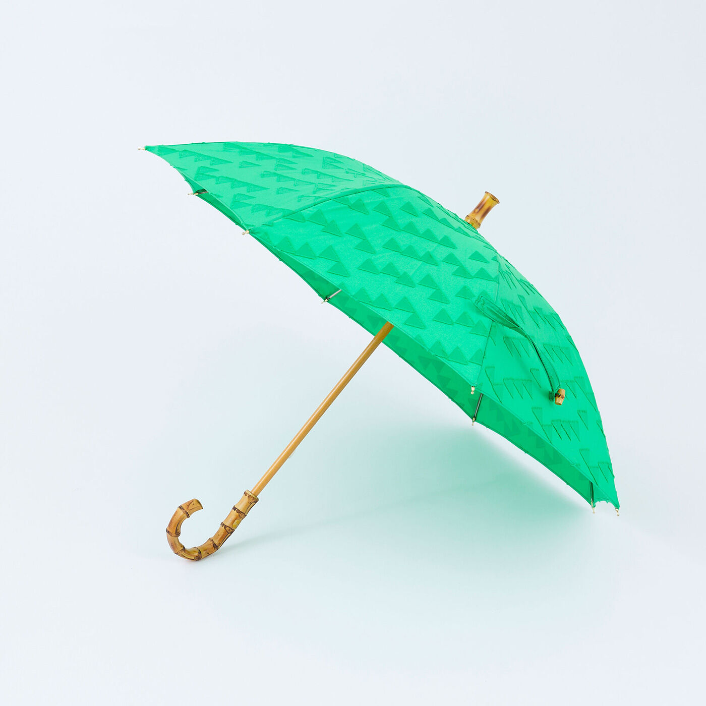 フェリシモギフトショップ|播州織のジャカード生地で仕立てた　晴雨兼用傘〈三角模様グリーン〉|傘の手もとは竹を使用し、つやのある手触りと竹独特の節が、しっかりと握りやすい。