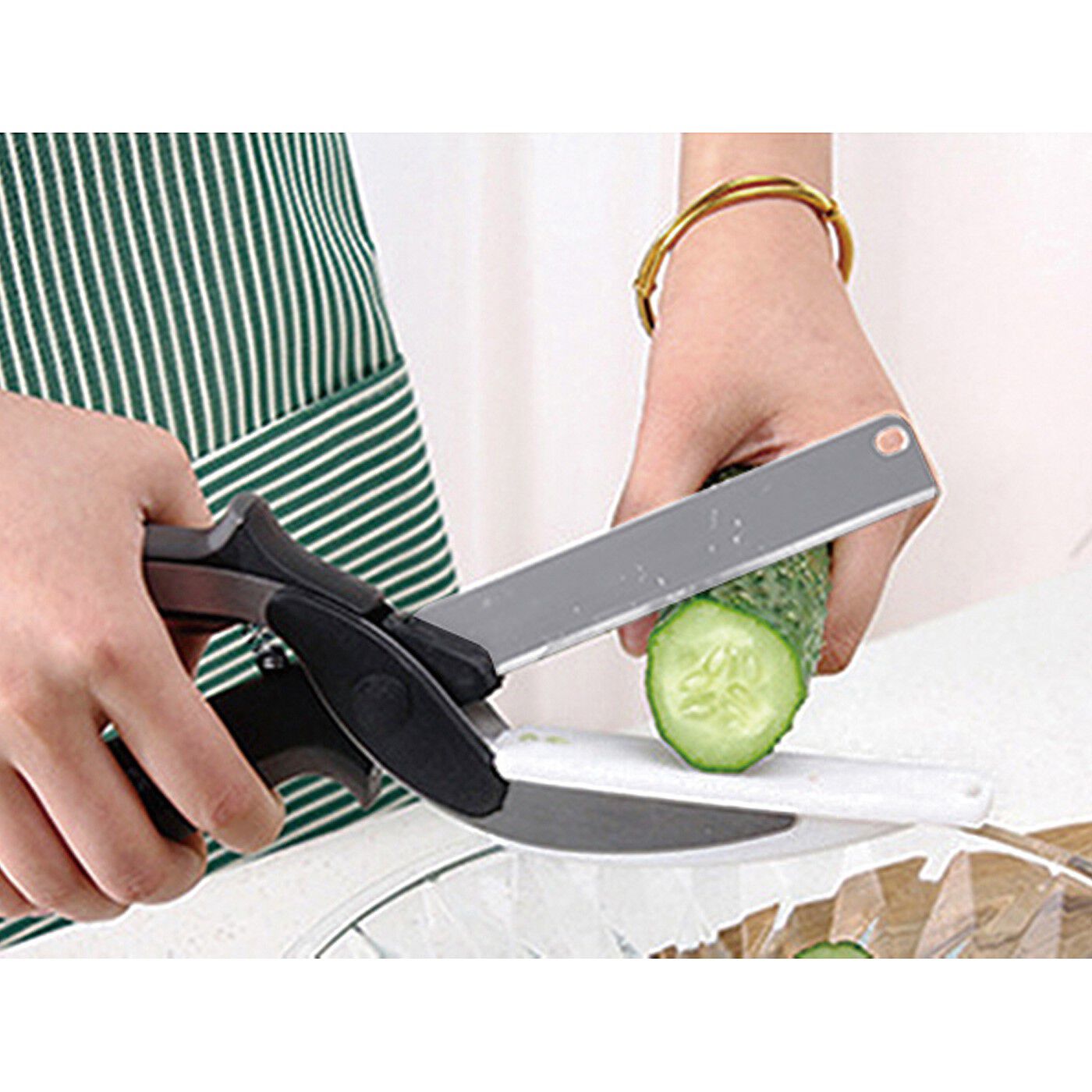 フェリシモギフトショップ|野菜や薬味のちょい切りに便利　まな板と包丁がひとつになったキッチンばさみ|くっつきがちなきゅうりもスイスイ！