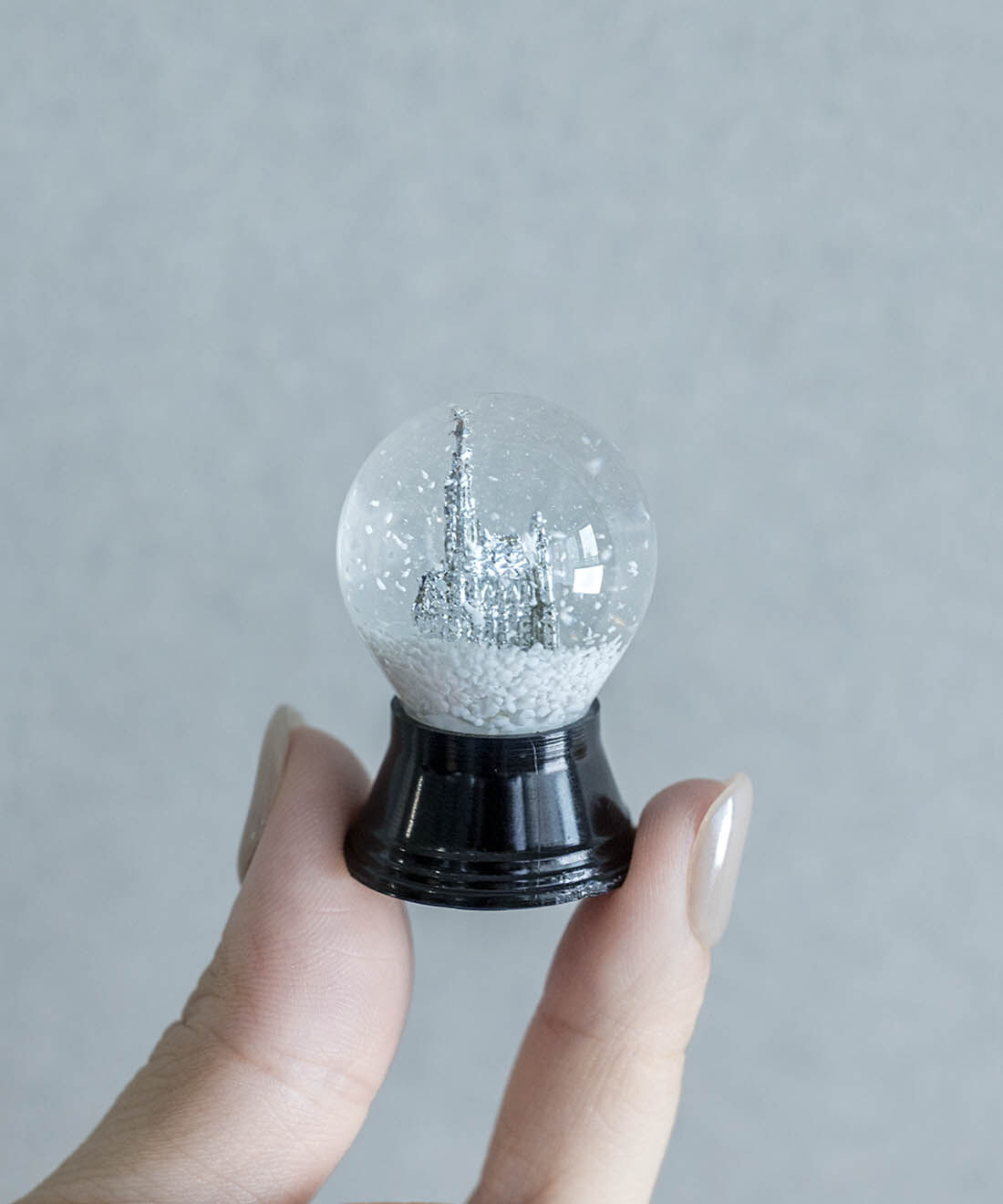 フェリシモギフトショップ|オーストリアの職人が作る 小さな小さなスノードーム２５ｍｍ〈モミの木〉|小さなガラスの中に広がる白銀の世界。（お届けデザインとは異なります）