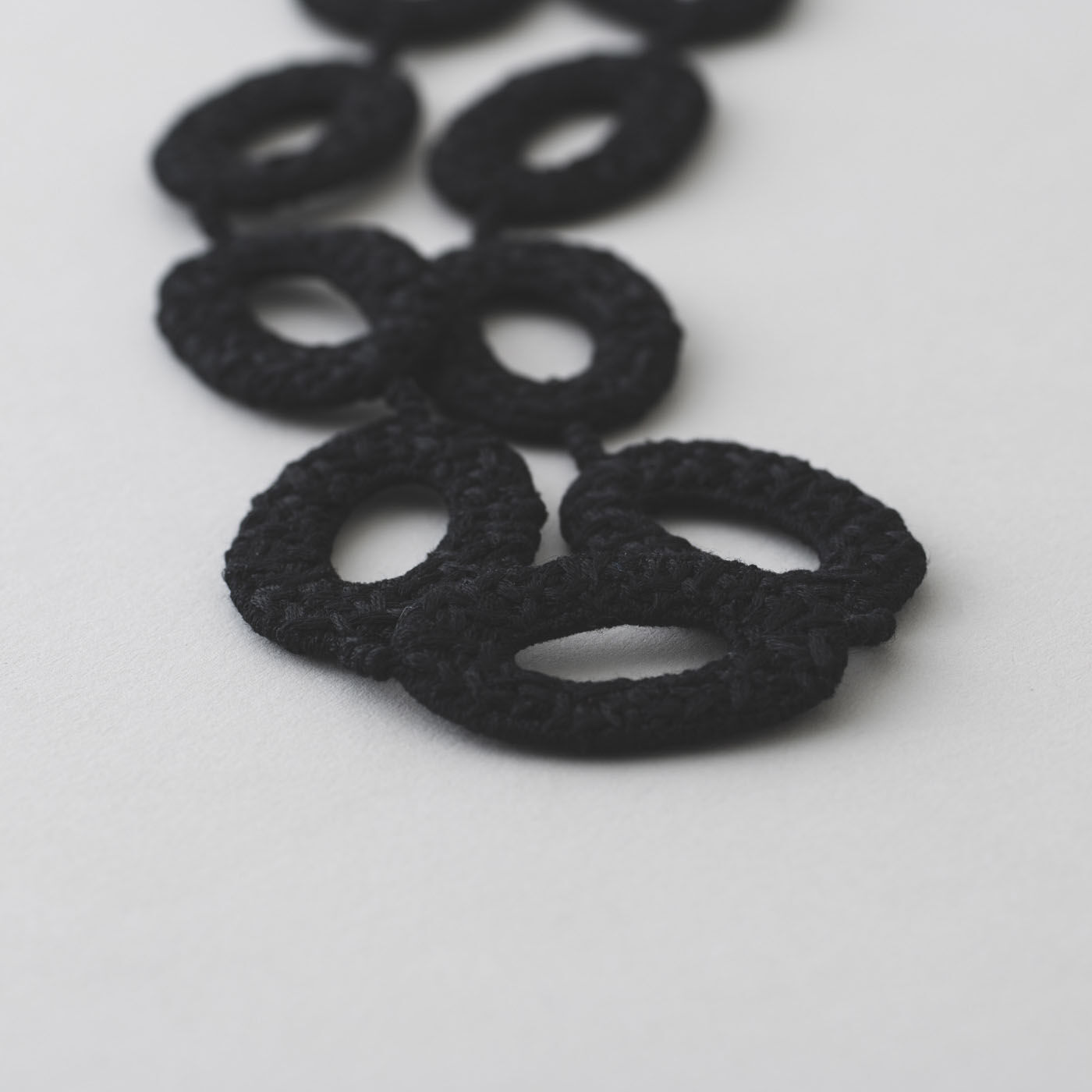 フェリシモギフトショップ|群馬の刺繍工房が作った 糸の宝石のオーバルショートネックレス〈ブラック〉[日本製]