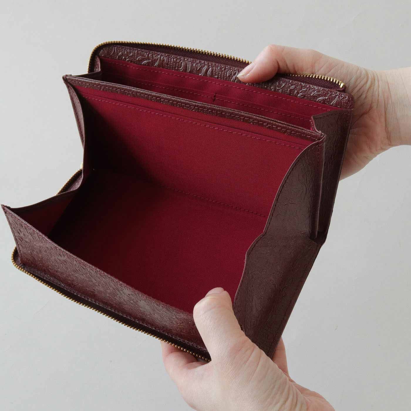 フェリシモギフトショップ|財布職人と作った 職人本革のスリムギャルソン財布〈ガーネット〉[本革　財布：日本製]|内生地はワインレッド色を合わせて、開けたときも華やかに。