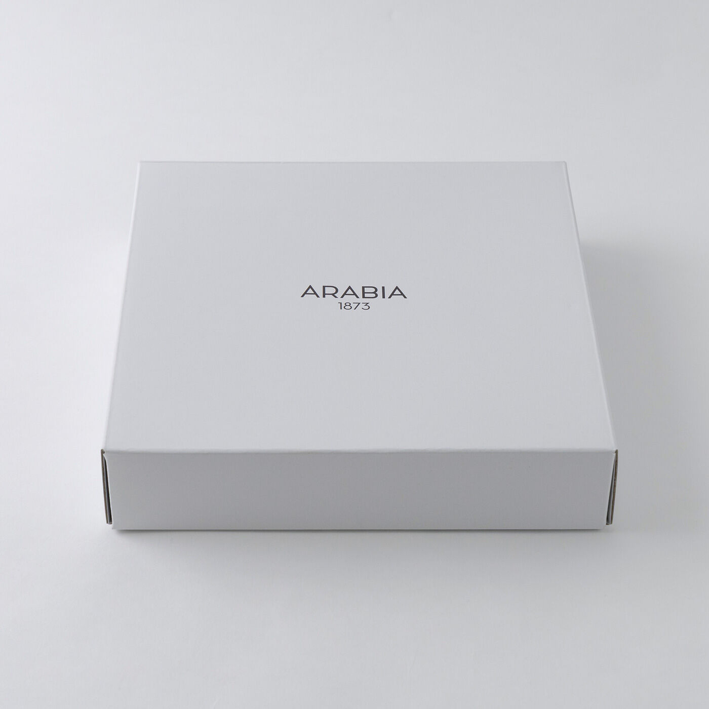 フェリシモギフトショップ|ＡＲＡＢＩＡ／アラビア　フヴィラ　プレート　２４ｃｍ|アラビアロゴの箱に入れてお届けします。