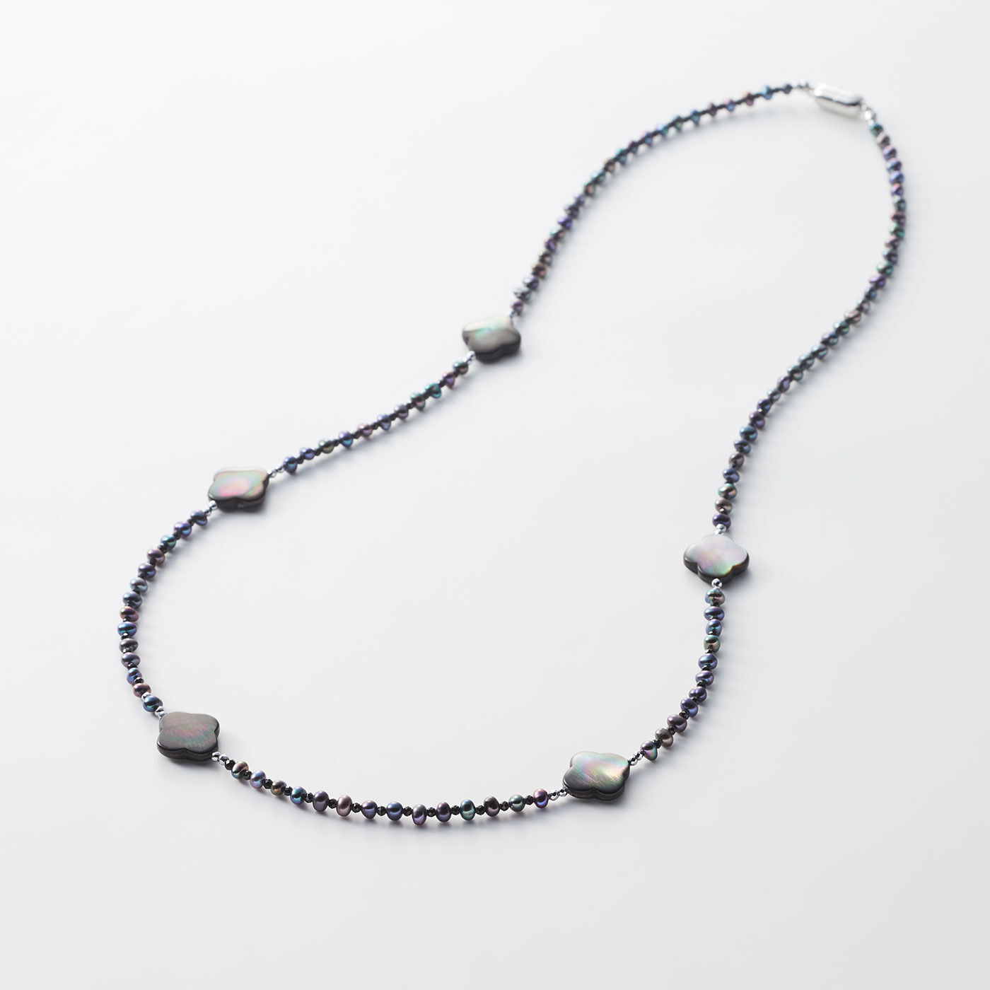 フェリシモギフトショップ|ＬＸ[フェリシモルクス]　フォーリーブス　シェルパールネックレス|ピーコックカラーの淡水真珠の粒を中心にヘマタイト、ブラックスピネルをモチーフの間に配しています。