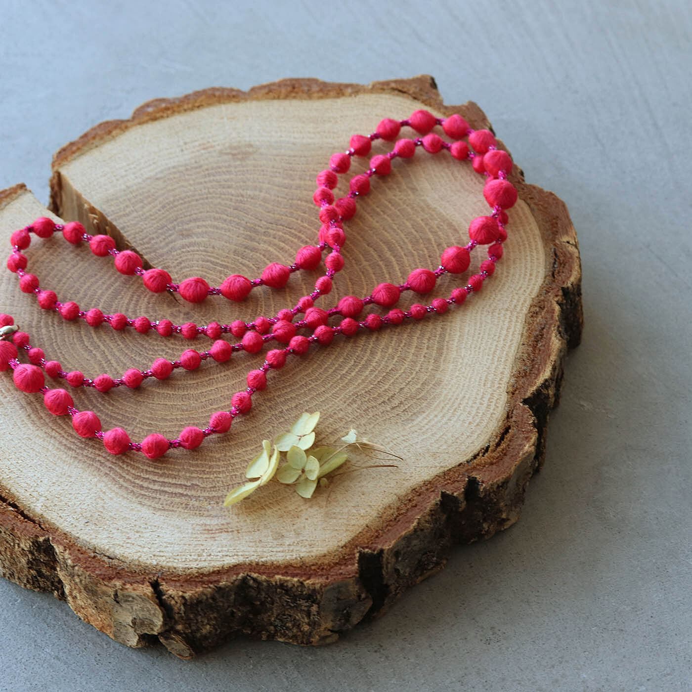 フェリシモギフトショップ|群馬の刺繍工房が作った　誕生石色の刺繍珠ネックレス〈ルビーレッド色・7月生まれ〉[日本製]