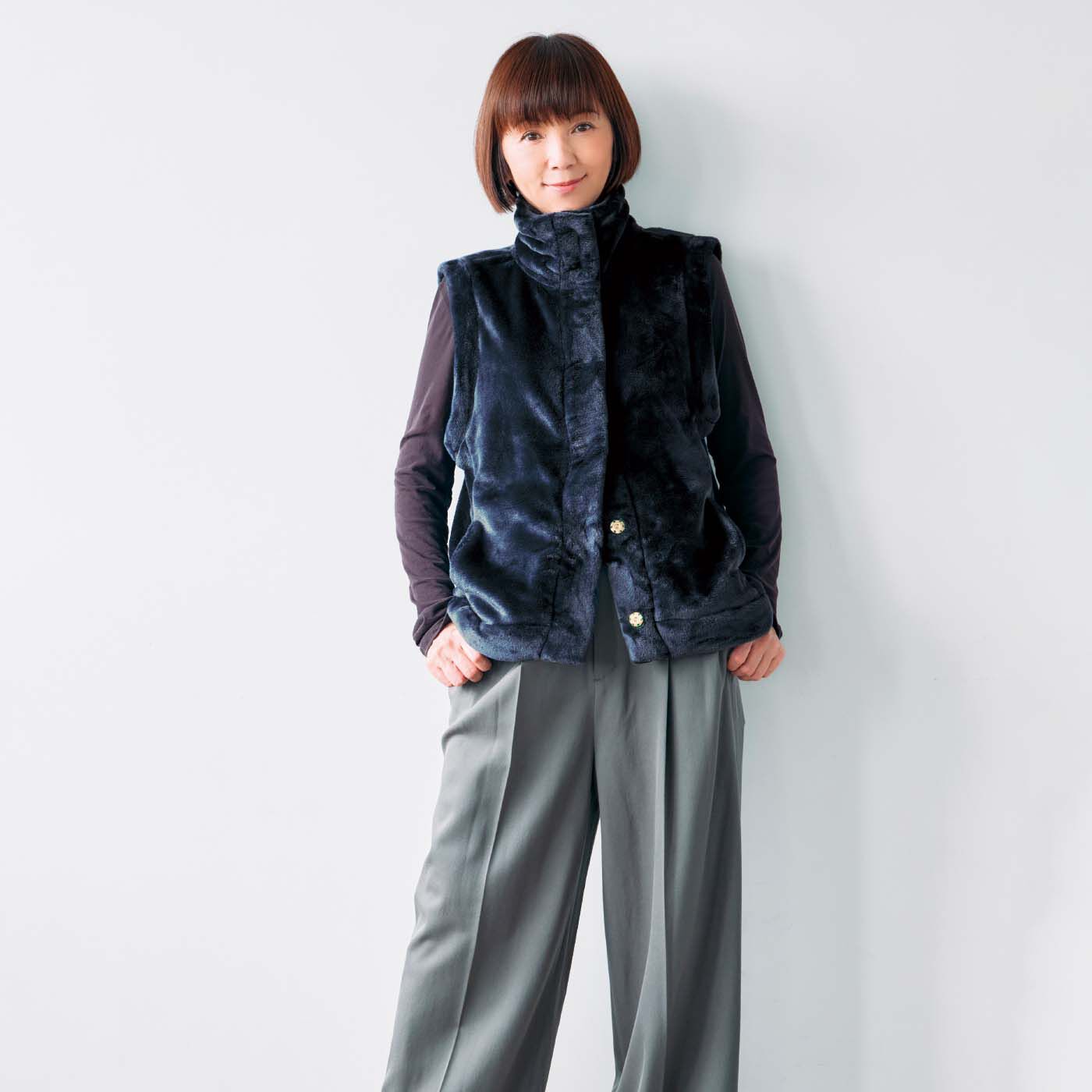 フェリシモギフトショップ|大人の女史会×frauglatt　ハイネック仕上げであったかい 艶（つや）めくとろみボアベスト〈ネイビー〉