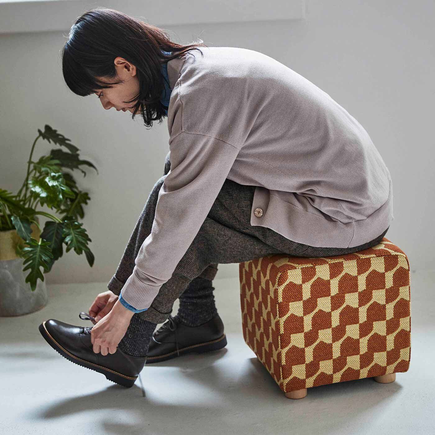 フェリシモギフトショップ|テキスタイルデザイナーと家具職人が作った 播州ジャカード織のスツール〈レモンティー色〉|リビングや玄関、寝室など、好きなところで使えます。