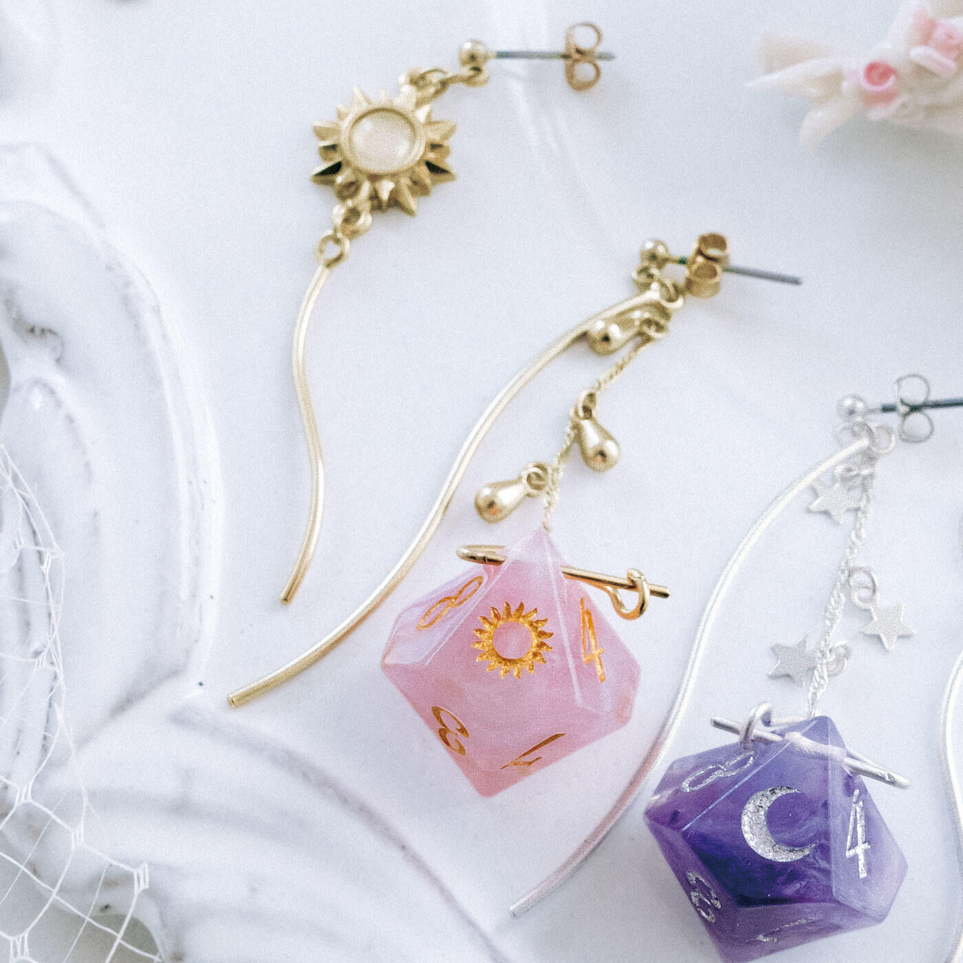 フェリシモギフトショップ|魔法部　あなたの選択を後押しする　ダイスイヤアクセ〈gold × rose pink〉