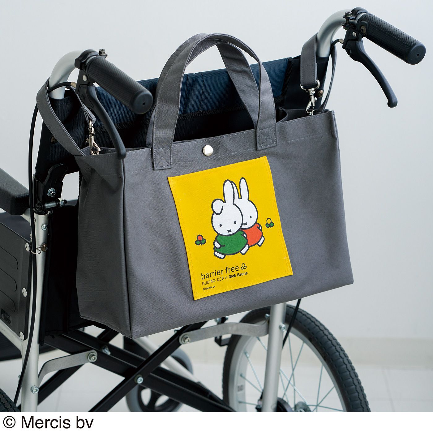 フェリシモギフトショップ|ＣＣＰ×ディック・ブルーナ　バリアフリー 車いすに掛けて使えるトートバッグ〈ダーン＆ミッフィー〉|車いすの持ち手に２本のループベルトで装着できます。