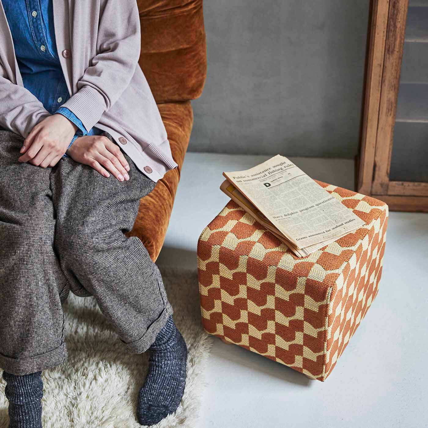 フェリシモギフトショップ|テキスタイルデザイナーと家具職人が作った 播州ジャカード織のスツール〈レモンティー色〉|創業明治34年の「丸萬」のオリジナルテキスタイルブランド〈POLS / ポルス〉さんとファブリック木製スツールを作りました。