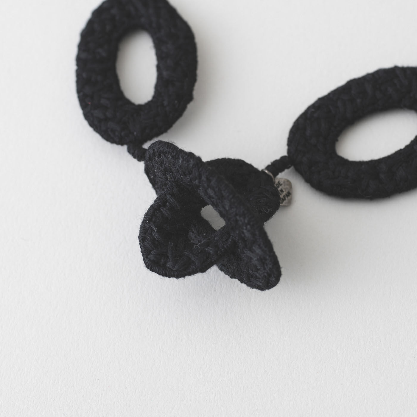 フェリシモギフトショップ|群馬の刺繍工房が作った 糸の宝石のオーバルショートネックレス〈ブラック〉[日本製]