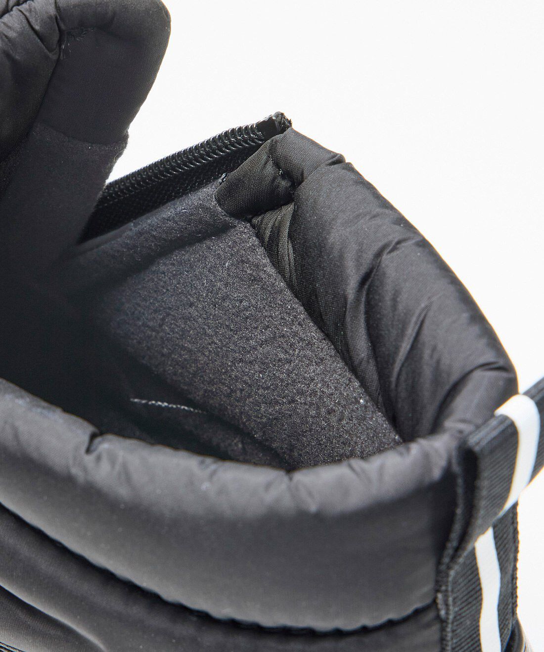 フェリシモギフトショップ|ラミプリュス　北海道の靴屋さん発　ガラス繊維配合ソールのパディングショートブーツ〈ブラック〉|中わたと内側起毛で足もとぬくぬく。