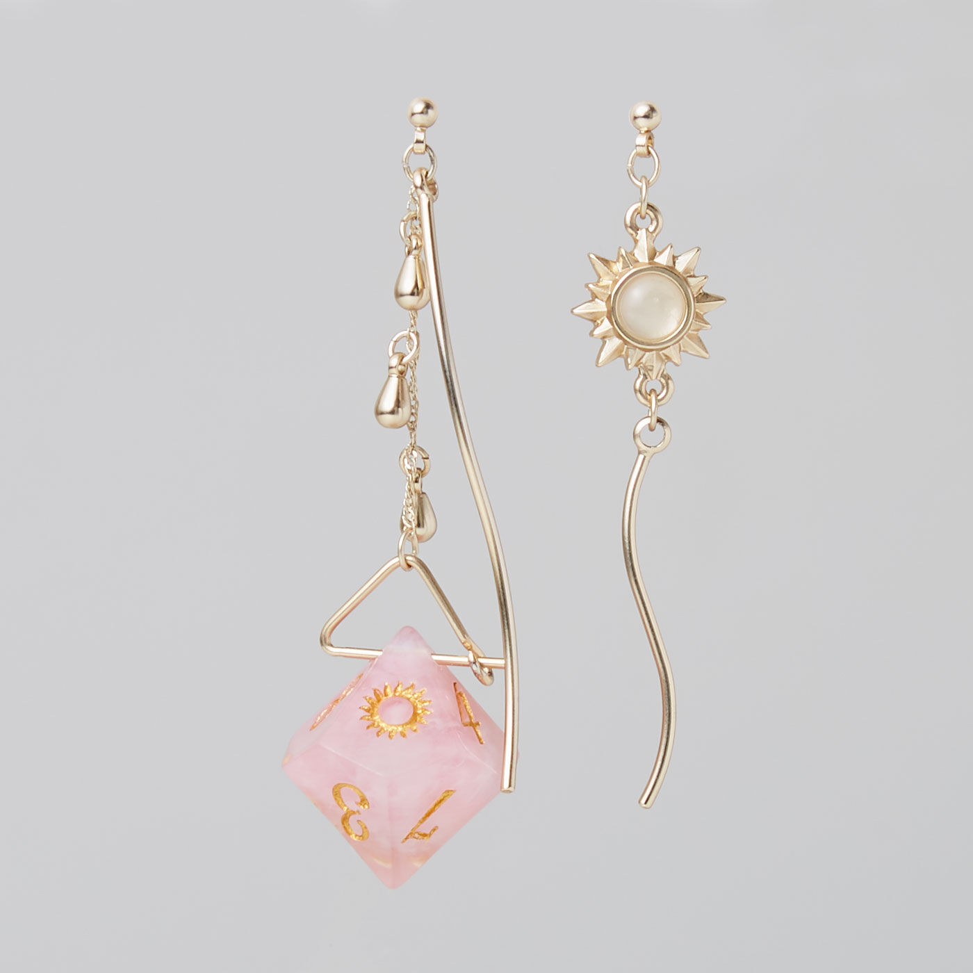 フェリシモギフトショップ|魔法部　あなたの選択を後押しする　ダイスイヤアクセ〈gold × rose pink〉|太陽と瑞々しい雫がモチーフのアシメトリーデザイン