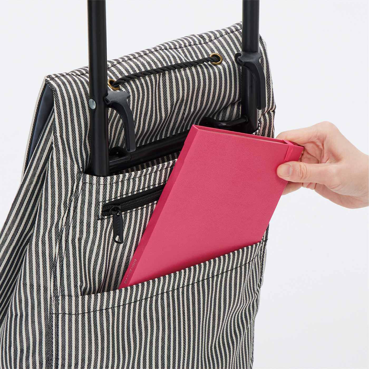 フェリシモギフトショップ|エスキューブキッチンズ　まとめ買いもらくらく　保冷ショッピングカート〈ストライプ〉|背面にはB5ノートなどを入れられるポケットと、財布などを入れられる浅めのファスナーポケット付き。