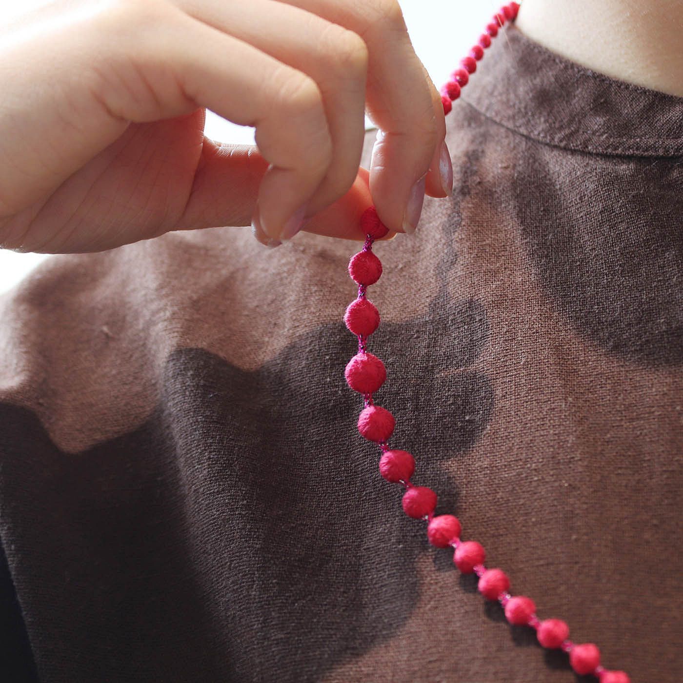 フェリシモギフトショップ|群馬の刺繍工房が作った　誕生石色の刺繍珠ネックレス〈ルビーレッド色・7月生まれ〉[日本製]