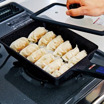 フェリシモギフトショップ | ギョーザもおいしく焼ける四角いフライパン