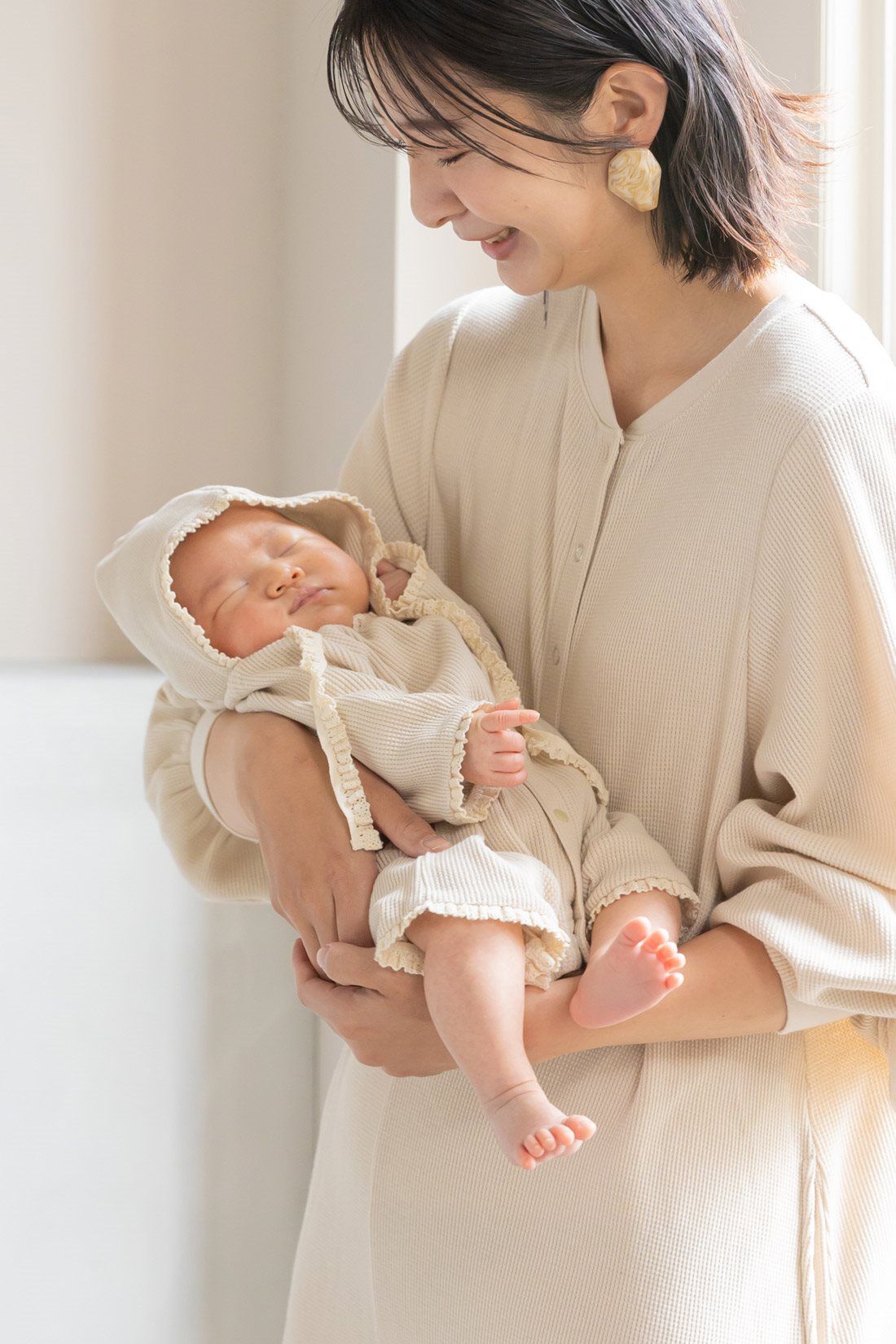 フェリシモギフトショップ|Moredde　セレモニーにも使える　ロンパース＆ボンネットセット〈ベージュ〉|model：H54.5cm（1カ月）着用サイズ：6サイズ