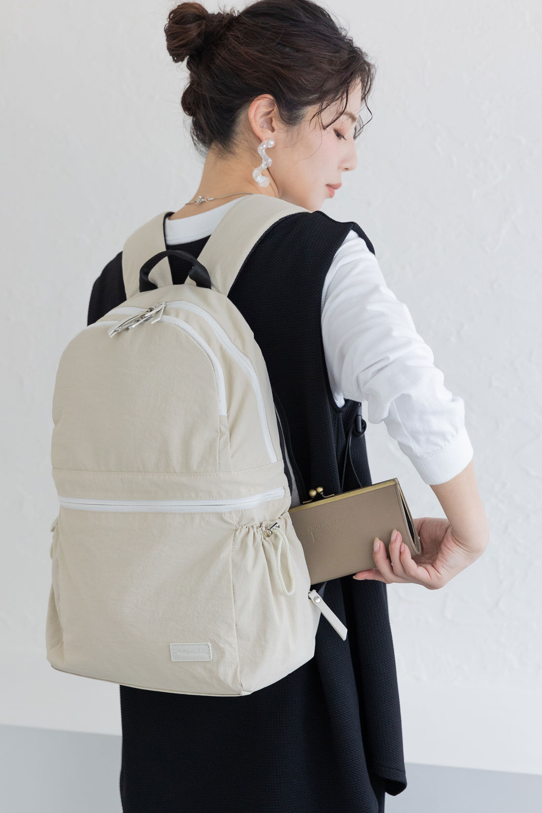 フェリシモギフトショップ|Moredde　二層で荷物が分けられるのが便利なマザーズリュック〈ブラック〉|背面ポケットはリュックを下ろさずに中身が取りだせます　※写真は別色です。