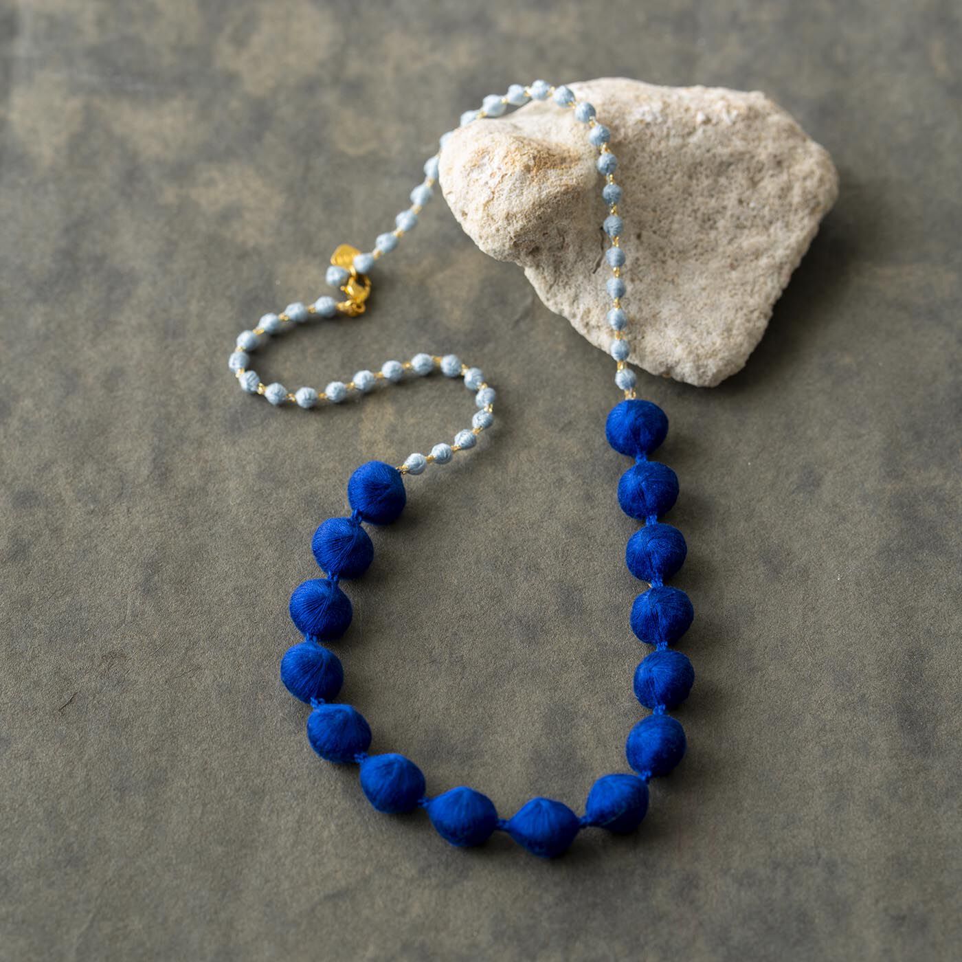 フェリシモギフトショップ|群馬の刺繍工房が作った 糸の宝石のネックレス〈サファイアブルー〉 [日本製]