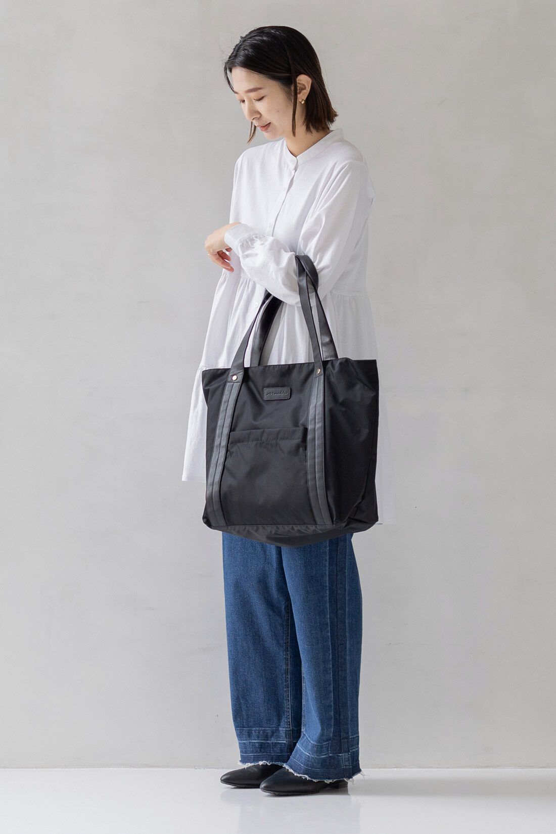 フェリシモギフトショップ|Moredde　サコッシュ付き　大容量2‐WAYマザーズトートバッグ〈ブラック〉|合皮の持ち手はやわらかく腕に掛けても痛くないように。