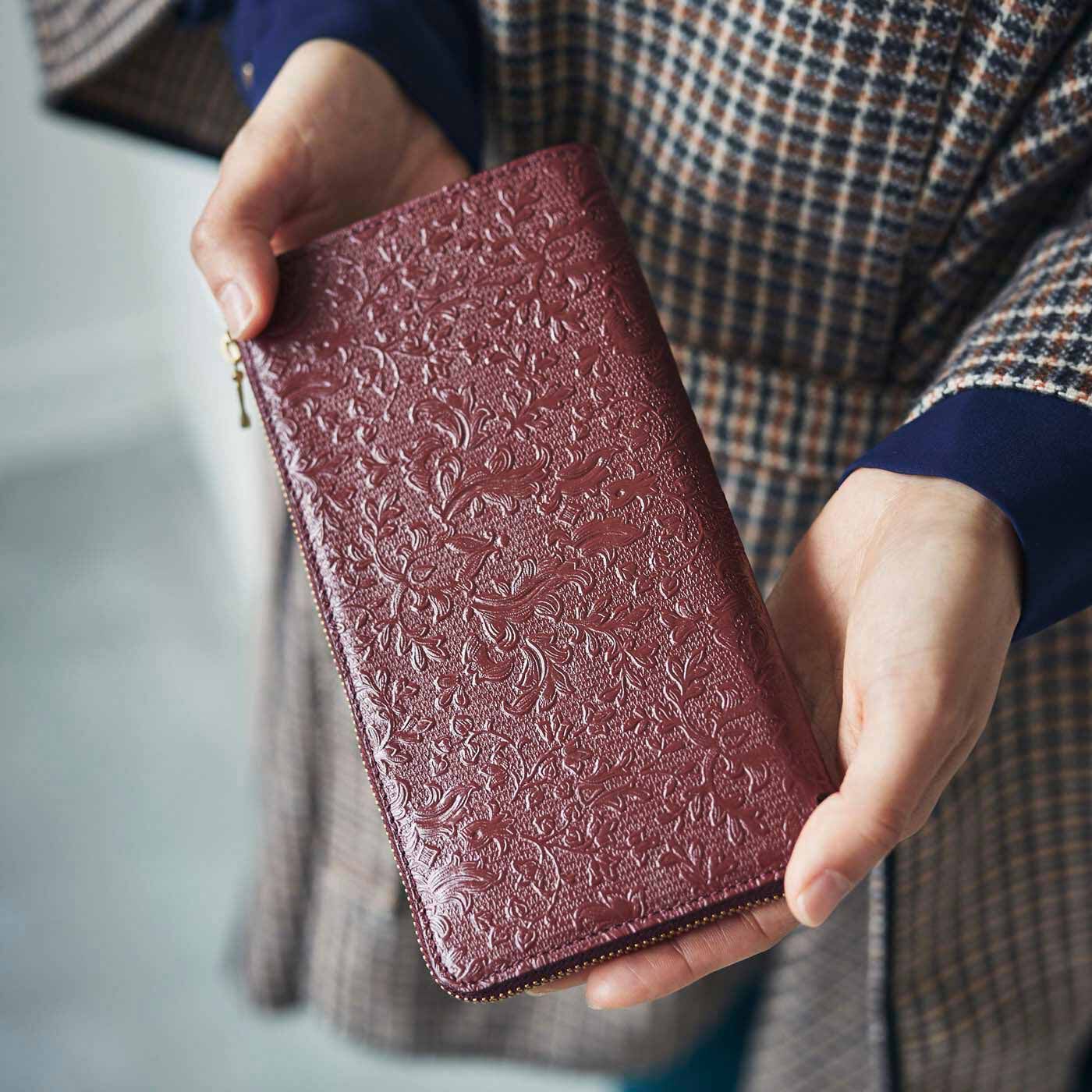 フェリシモギフトショップ|財布職人と作った 職人本革のスリムギャルソン財布〈ガーネット〉[本革　財布：日本製]|時代に合わせてダイエットした、スリムなギャルソン財布が誕生しました。
