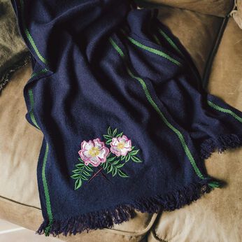 フェリシモギフトショップ | ｅｌ絶滅危惧植物刺繍入りヤクウールストール