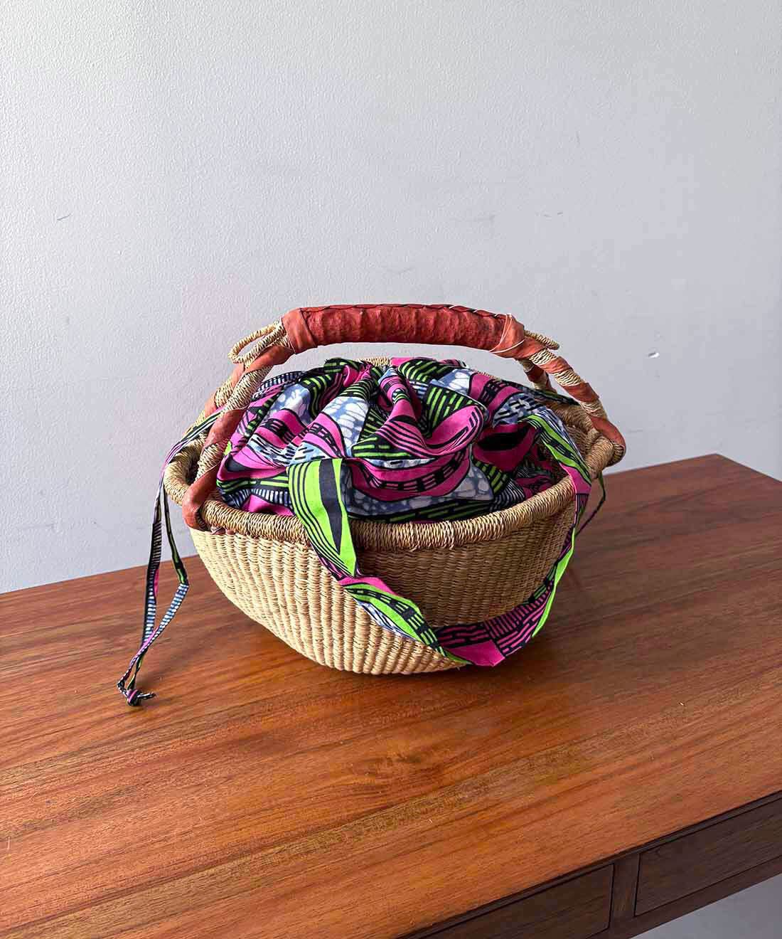 mensha!|【mensha! SELECT】マリでつくられたアフリカンプリントのパーニュ布きんちゃくバッグ 〈海月〉Ｓサイズ|お持ちのバスケット等の中に入れても活用できます。※お届けするデザイン、サイズとは異なります。