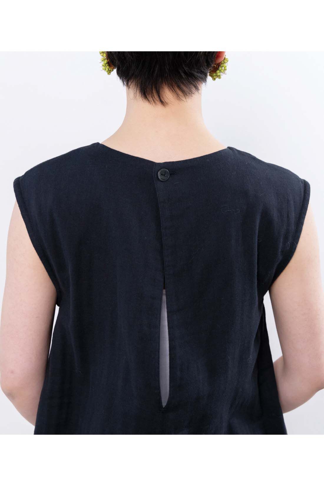 mensha!［メンシャ！］|mensha!　ガーゼでドレスアップ！ コクーンシルエットオールインワン|BACK：背中にはざっくりとしたスリット。肌見せが苦手ならシアーインナーとの重ね着がおすすめ。