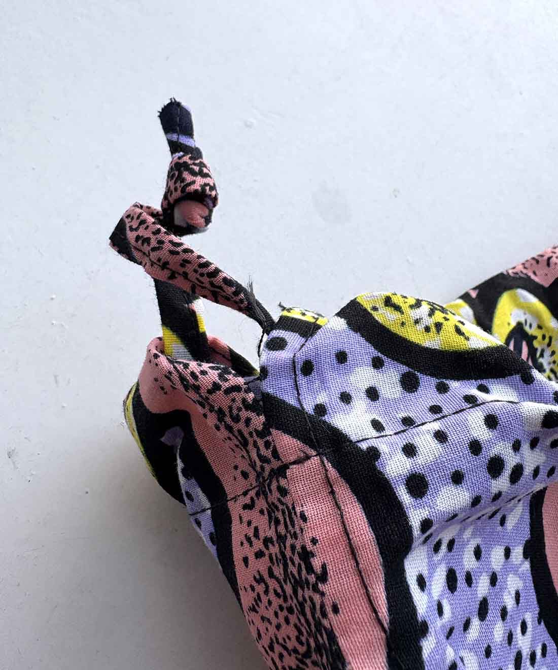 mensha!|【mensha! SELECT】マリでつくられたアフリカンプリントのパーニュ布きんちゃくバッグ 〈海月〉Ｓサイズ|※ハンドメイドのため、ほつれがございます。気になるものは切ってご使用ください。