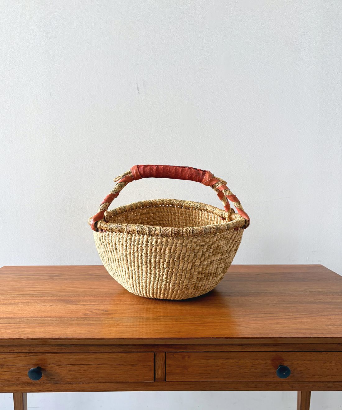 mensha!|【mensha! SELECT】ガーナで編まれたブルキナバスケット Mサイズ|※折りたたんで配送するため少し変形が目立ちますが、手で押したり、かさばる布等を入れていただき時間をおいていただくと形を整えられますが、完全な球体にはなりません。 mensha!|【mensha! SELECT】ガーナで編まれたブルキナバスケット Mサイズ|※折りたたんで配送するため少し変形が目立ちますが、手で押したり、かさばる布等を入れていただき時間をおいていただくと形を整えられますが、完全な球体にはなりません。