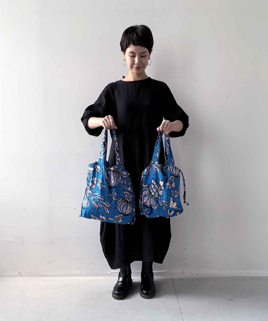 mensha!|【mensha! SELECT】マリでつくられたアフリカンプリントのパーニュ布きんちゃくバッグ 〈海月〉Ｓサイズ|左：Mサイズ、右：Sサイズ