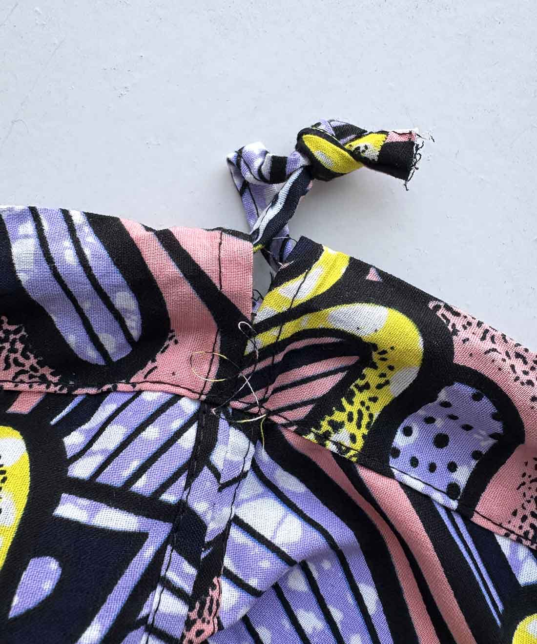 mensha!|【mensha! SELECT】マリでつくられたアフリカンプリントのパーニュ布きんちゃくバッグ 〈海月〉Ｓサイズ|※ハンドメイドのため、ほつれがございます。気になるものは切ってご使用ください。