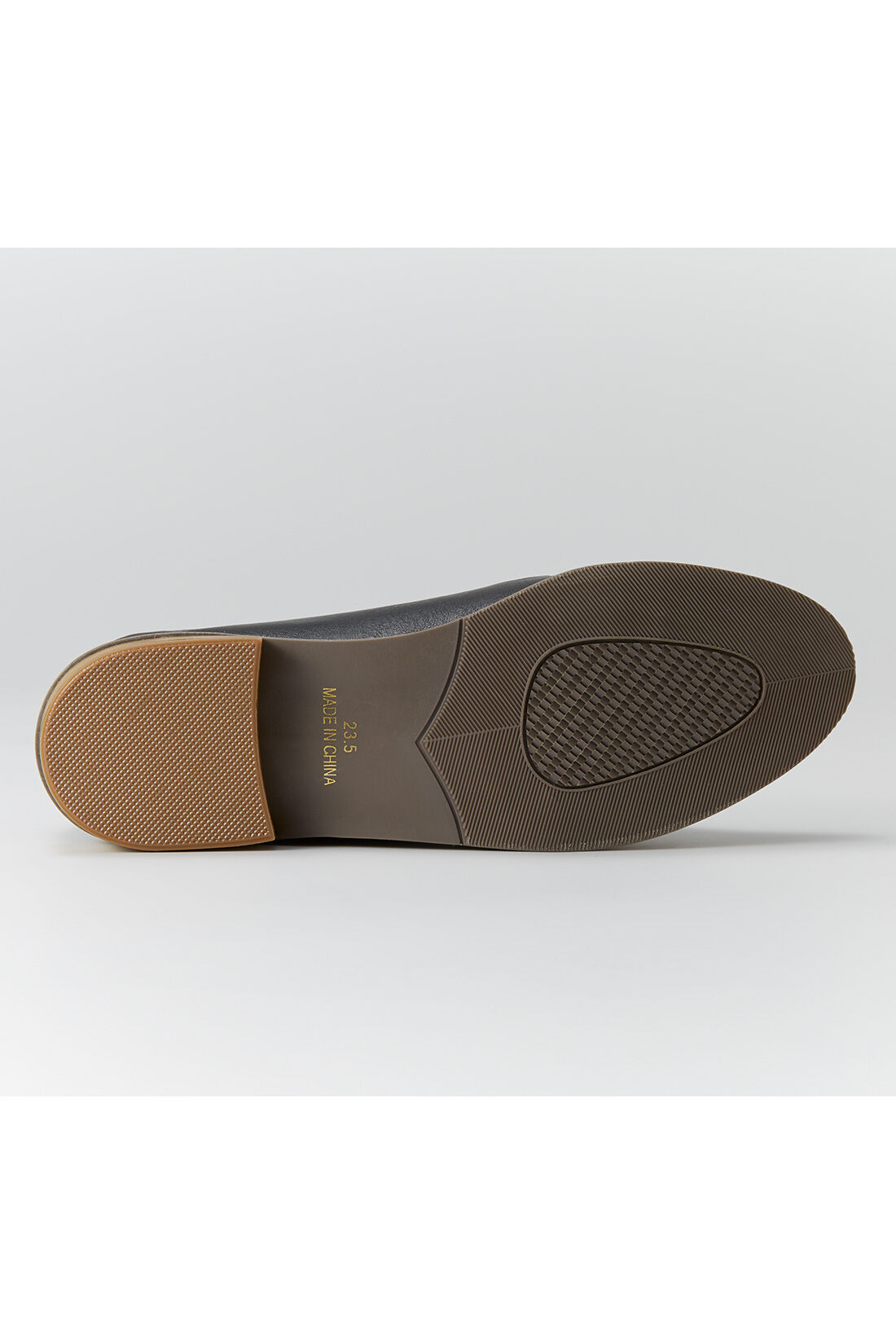 Live in  comfort|リブ イン コンフォート はまじとコラボ ビット遣いが上品な やわらかフラットシューティ〈ブラック〉|屈曲性があって歩きやすいソール。