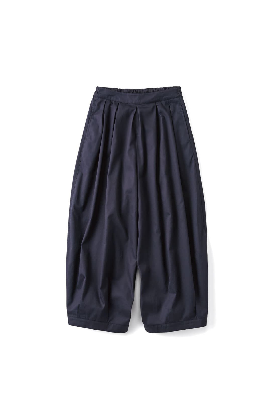 Live in comfort［リブインコンフォート］|リブ イン コンフォート　Ｌｉｖｅ　Ｌｏｖｅ　ＣｏｔｔｏｎⓇプロジェクト　シルエットチェンジでコーデ自在な　ぷっかりコットンパンツ〈ネイビー〉|すそのボタンを留めることで、ぽんわりシルエットに様変わり。