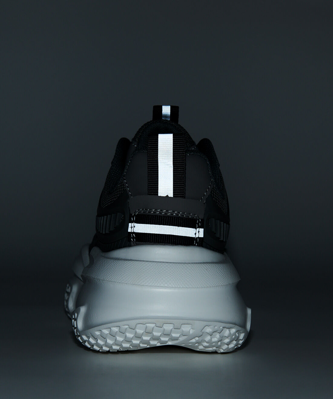 Live in  comfort| リブ　イン　コンフォート　ひもがほどけるストレスからの解放！　履き心地抜群な　ドロストスニーカー〈ブラック〉|BACK　光源を当てると光る反射テープ遣い。