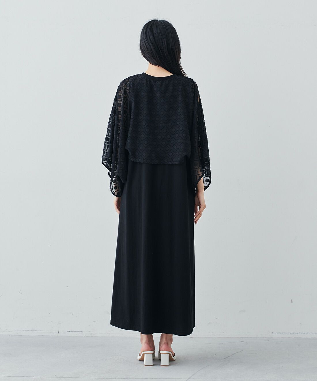 Live in comfort［リブインコンフォート］|リブ イン コンフォート シンプルライフ研究家 マキさんとつくった 気兼ねなくノースリーブを楽しめる ケープドッキングワンピース〈ブラック〉