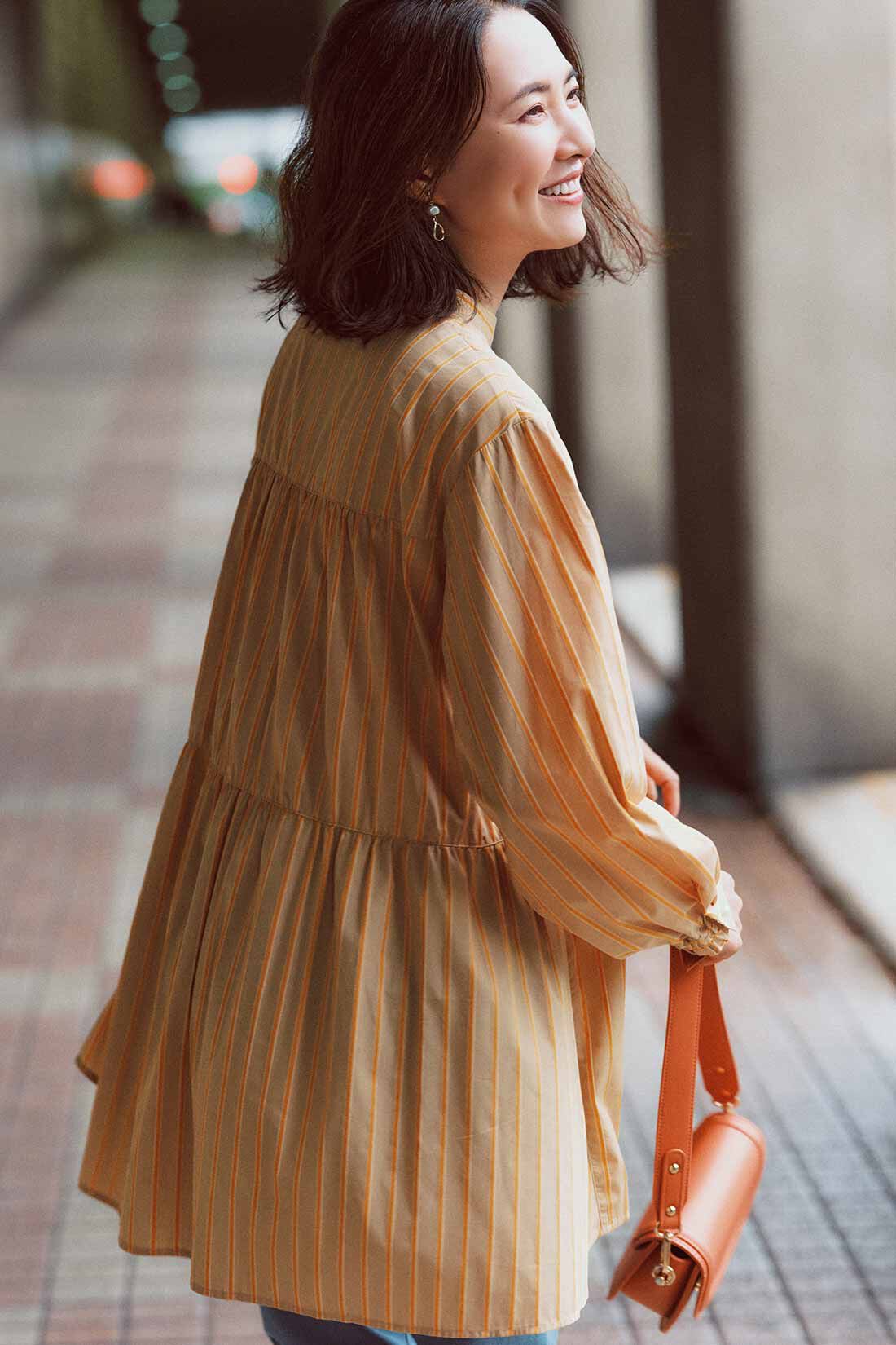 Live in  comfort|リブ イン コンフォート パール調ボタンで品よくかわいい 後ろギャザーのひらりフレアーシャツチュニック〈ベージュストライプ〉