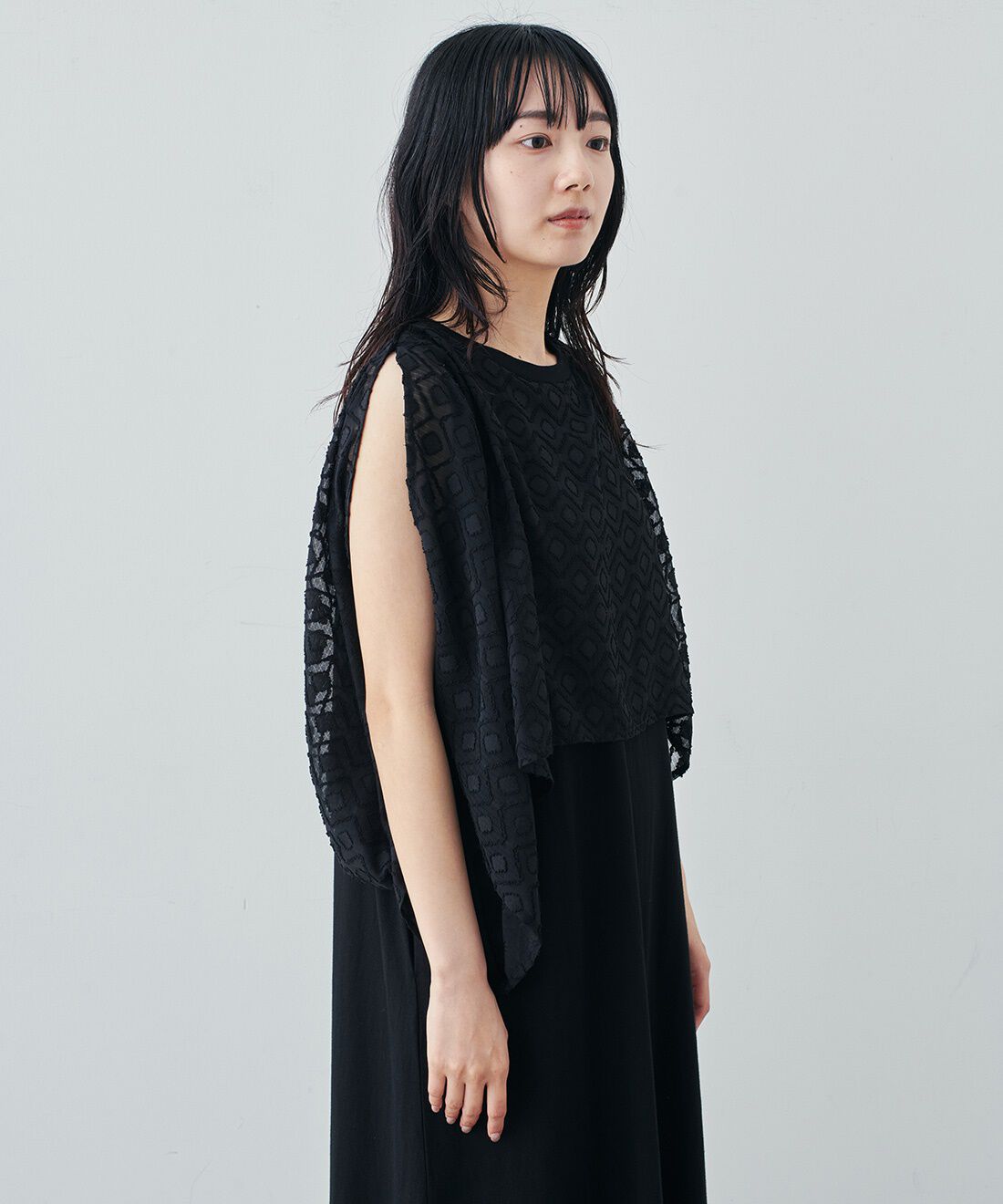 Live in comfort［リブインコンフォート］|リブ イン コンフォート シンプルライフ研究家 マキさんとつくった 気兼ねなくノースリーブを楽しめる ケープドッキングワンピース〈ブラック〉|ノースリーブ