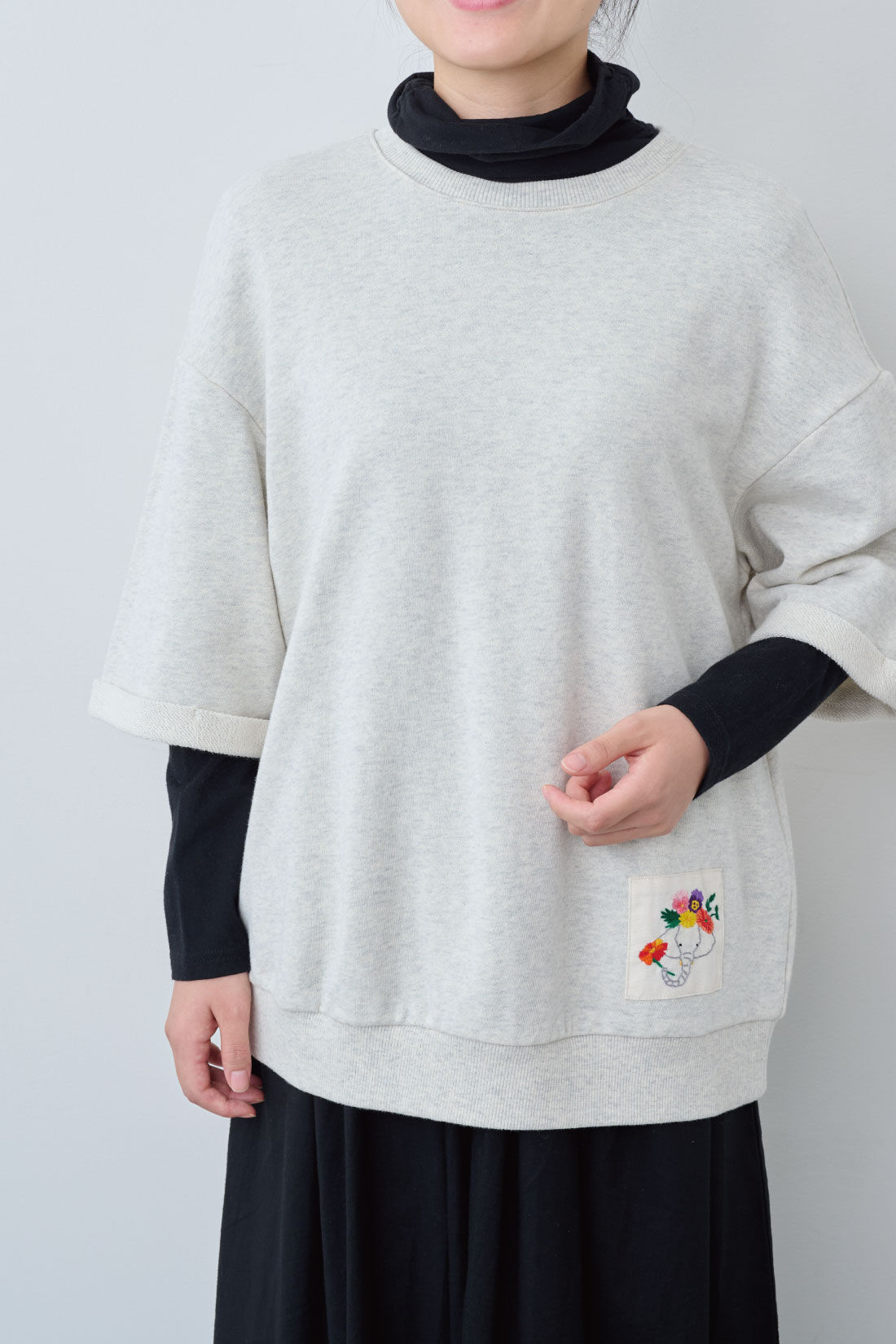 Live in comfort［リブインコンフォート］|リブ イン コンフォート Live love cotton（R）プロジェクト インドと日本をつなぐ 花冠をつけた象さん刺しゅうのハーフスリーブトレーナー
