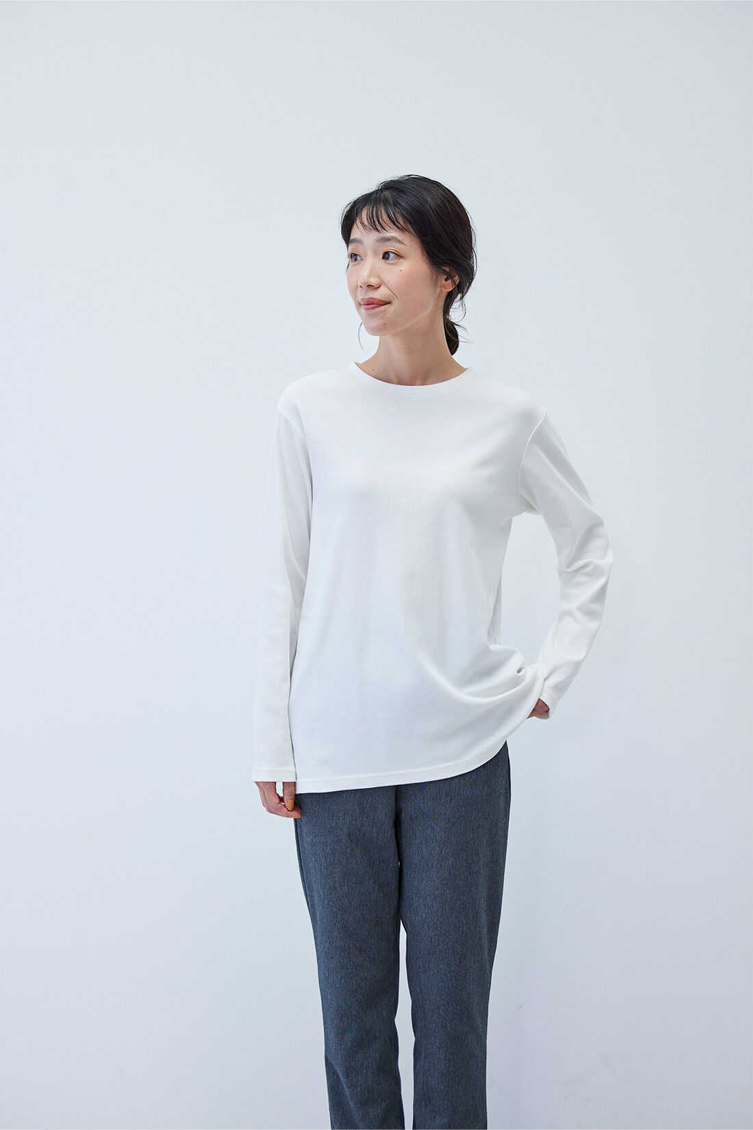 Live in comfort［リブインコンフォート］|リブ イン コンフォート 吸湿発熱コットン素材のこだわりほか綿白Tシャツ|一枚で着たらこんな感じ！