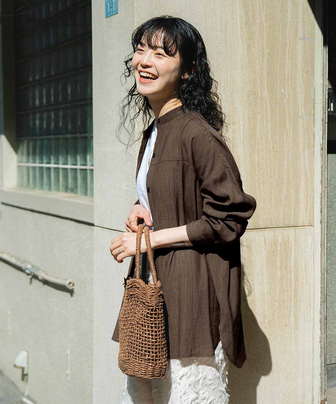 Live in  comfort|リブ イン コンフォート 莉子さんとつくった 季節を問わずに使えるシアーシャツ〈チャコールブラウン〉
