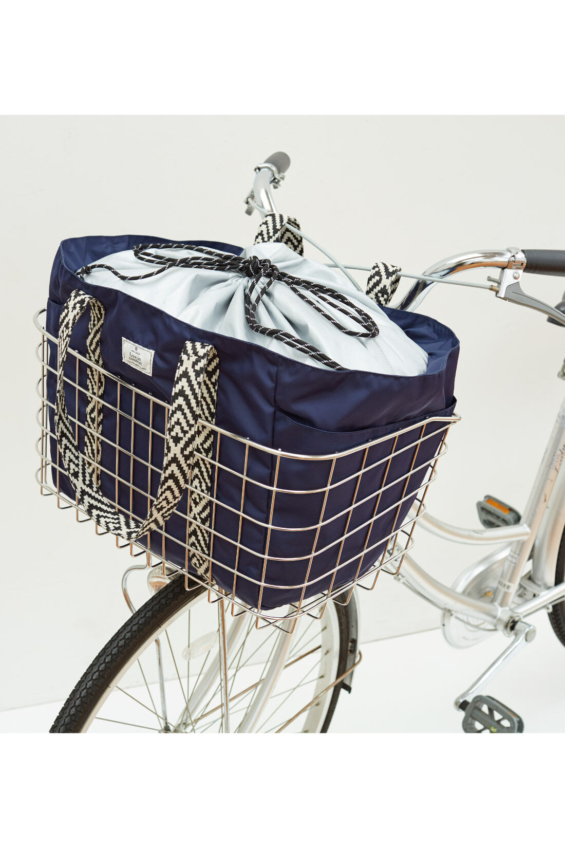 Live in  comfort|リブ イン コンフォート はまじとコラボ 保冷素材を使用したシックに持てる こだわりのレジかごトートバッグ〈ネイビー〉|自転車のかごにもすっぽり入る大きさ。