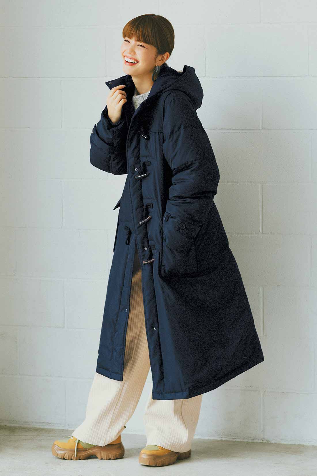 Live in  comfort|リブ イン コンフォート くぼっち★とコラボ 軽やかにこなれ見えする ロングダッフルダウンコート〈チャコールネイビー〉
