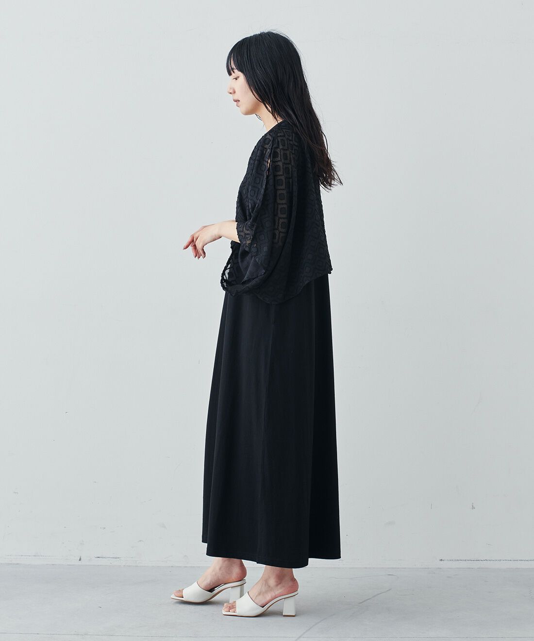 Live in comfort［リブインコンフォート］|リブ イン コンフォート シンプルライフ研究家 マキさんとつくった 気兼ねなくノースリーブを楽しめる ケープドッキングワンピース〈ブラック〉