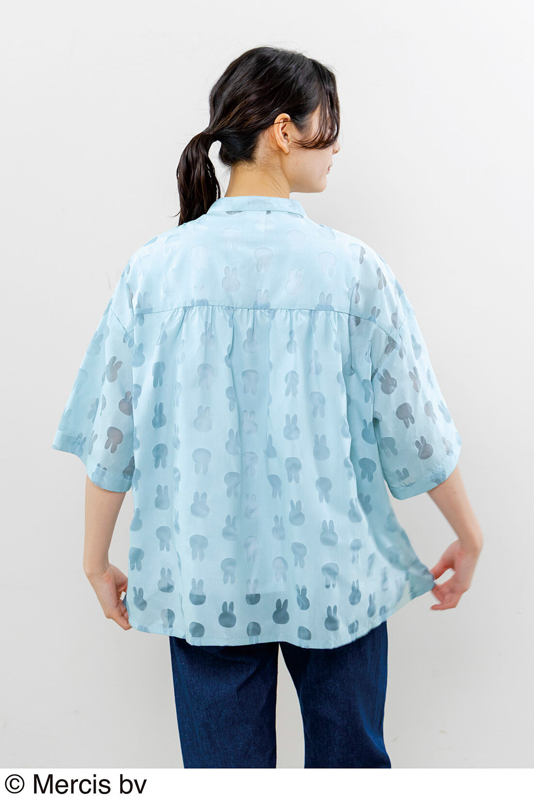 Live in  comfort|【6月分以降お届け】リブ イン コンフォート　ミッフィーのお顔シルエットの オパール加工ブラウス〈ソーダブルー〉|背中の切り替え＆ギャザーがエアリーでさわやか。ヒップまでかかる長め丈。