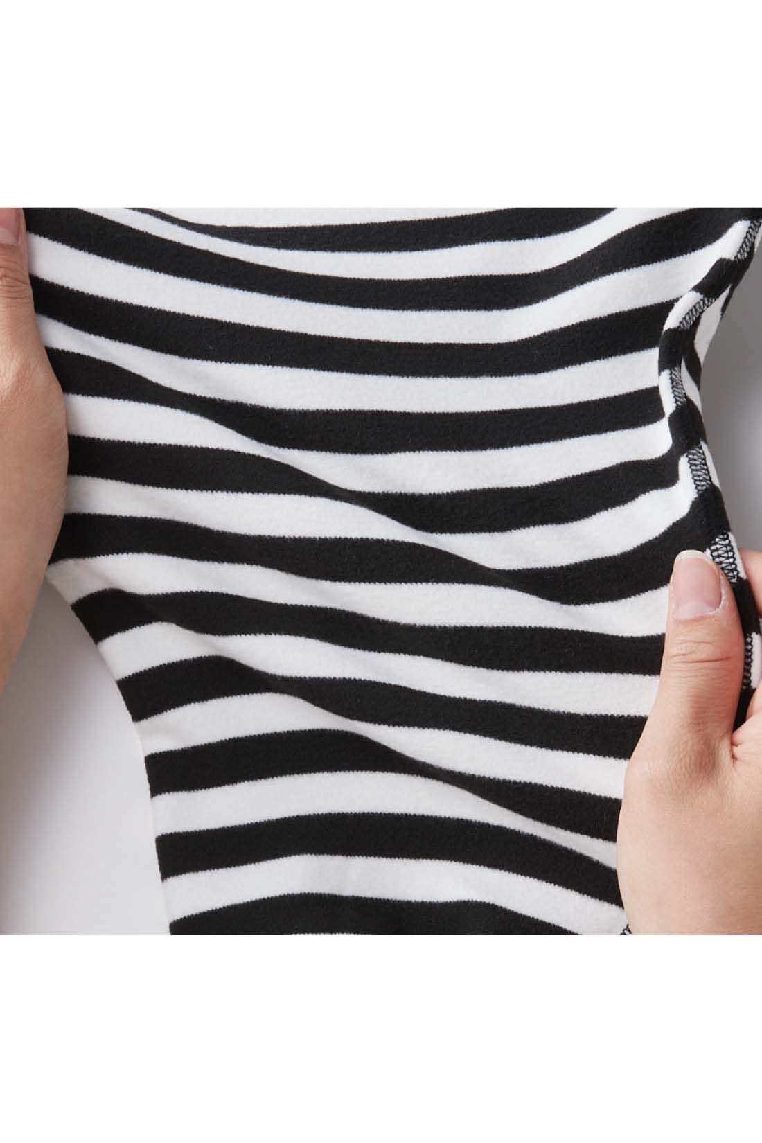 Live in  comfort|驚くほどにやわらかくて伸びやかな起毛カットソーボーダートップス〈ブラックボーダー〉【おはだが気になるみんなへ】|ストレッチの混率にこだわった、もっちりとよく伸びて暖かな、肉厚のカットソー素材。　※お届けするデザインとは異なります。