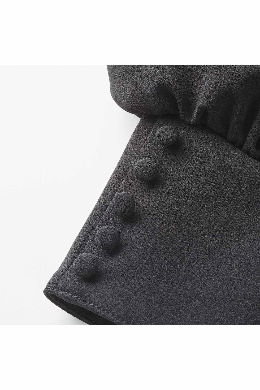 Live in  comfort|リブ イン コンフォート きちんとらくちん ぐい伸びカットソージョーゼット ブラックワンピース|袖口は、くるみボタンを上品に飾ったカフス調デザイン。