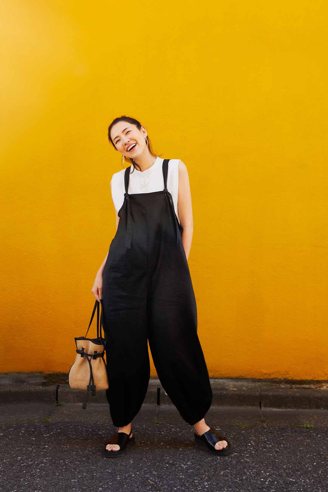 リブ イン コンフォート はまじとコラボ 大人が素敵に着られる 麻混素材のサロペット〈ブラック〉｜サロペット・オーバーオール｜ボトムス｜レディースファッション｜レディースファッション・洋服の通販｜Live  in comfort