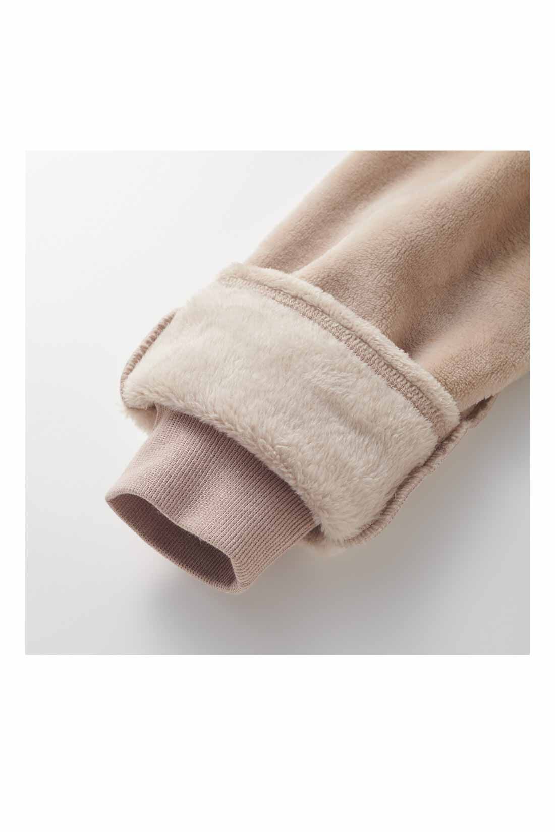 Live in  comfort|リブ イン コンフォート おうちの節電対策にもぴったり 全身包まれる両面起毛ワンピース〈ベージュ〉|指先はミトン手袋のようなカバー付き。ミトンをめくるとリブ仕様で冷気をブロック。室内でも冷えやすい指先をやさしく暖めます。